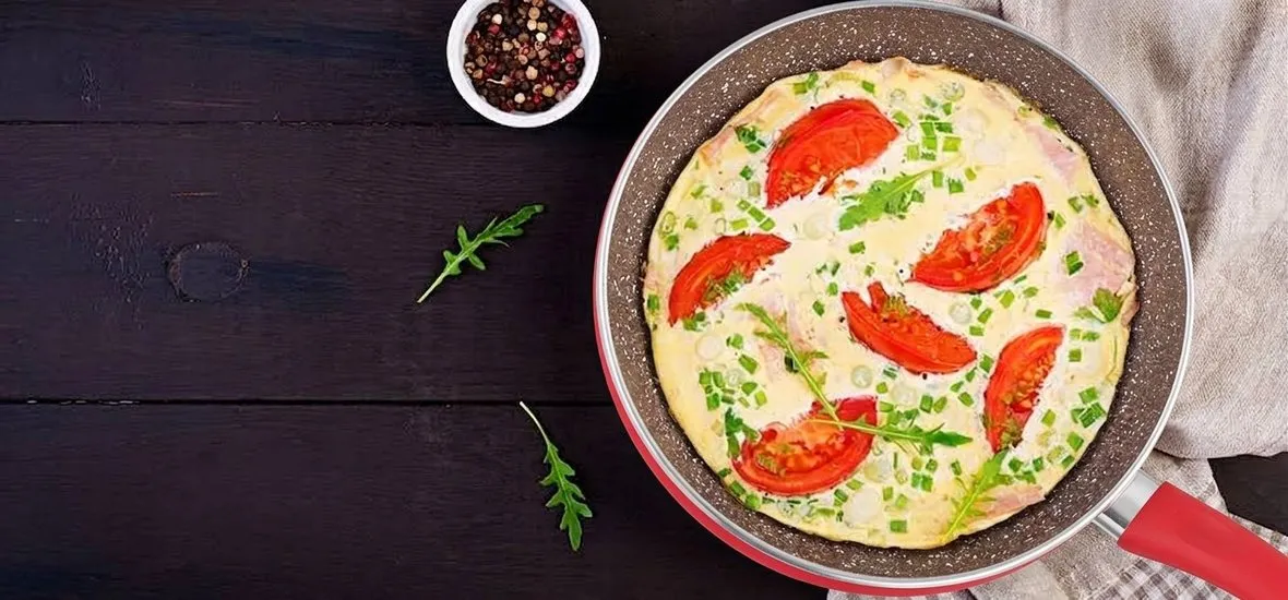 Kırmızı Eternity EN GRANIT çelik gövdeli granit kaplama tavada domatesli omlet