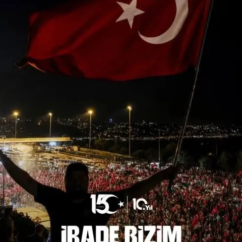 15 Temmuz anma görseli: Türk bayrağı ve kalabalık