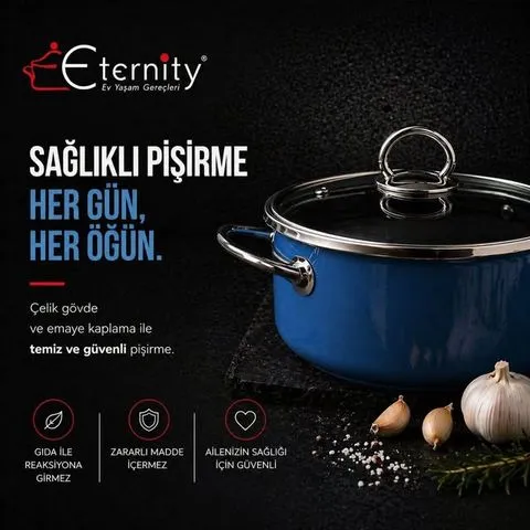 Koyu zemin üzerinde cam kapaklı mavi emaye tencere, yanında sarımsak ve kaya tuzu