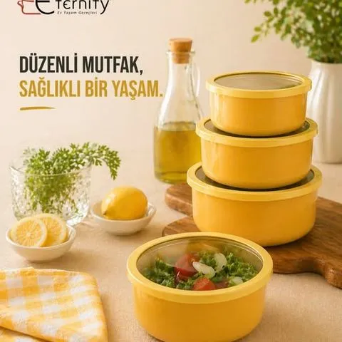Üst üste dizilmiş sarı emaye saklama kapları ve cam kapaklı salata kabı